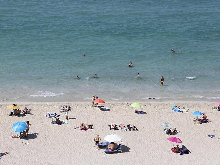 Badegäste am Strand von Arenal auf Mallorca. Deutsche Tourismuskonzerne kritisieren die Reisewarnung des Auswärtigen Amtes für die spanische Insel.