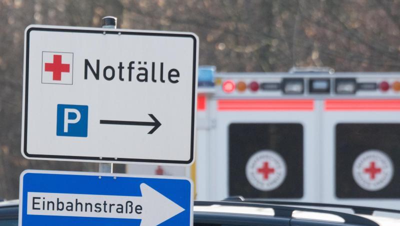 Ein Schild mit der Aufschrift "Notfälle" und ein Einbahnstraßenschild stehen vor einem Krankenhaus. Foto: Armin Weigel/dpa/Archivbild Ein Schild mit der Aufschrift "Notfälle" und ein Einbahnstraßenschild stehen vor einem Krankenhaus. Foto: Armin Weigel/dpa/Archivbild