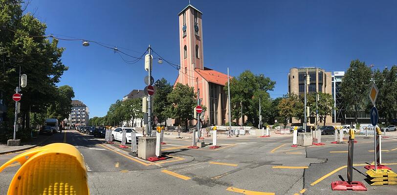 Wo die Gabelsbergerstraße an der Markuskirche auf den Oskar-von-Miller-Ring trifft, sind gerade nicht viele Fahrspuren übrig.