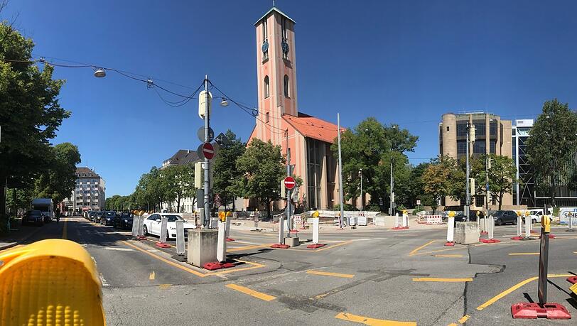 Wo die Gabelsbergerstraße an der Markuskirche auf den Oskar-von-Miller-Ring trifft, sind gerade nicht viele Fahrspuren übrig. Wo die Gabelsbergerstraße an der Markuskirche auf den Oskar-von-Miller-Ring trifft, sind gerade nicht viele Fahrspuren übrig.
