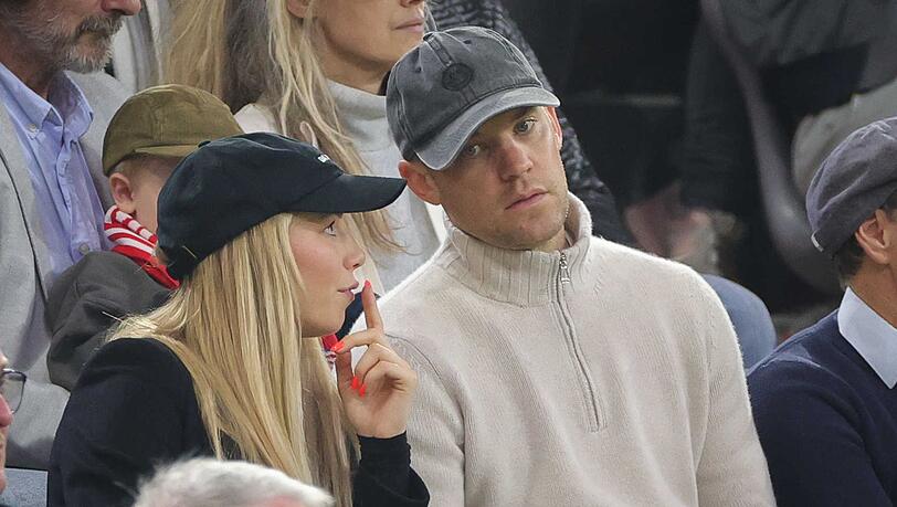 Münchens Torwart Manuel Neuer sitzt mit seiner Partnerin Anika Bissel auf der Tribüne.