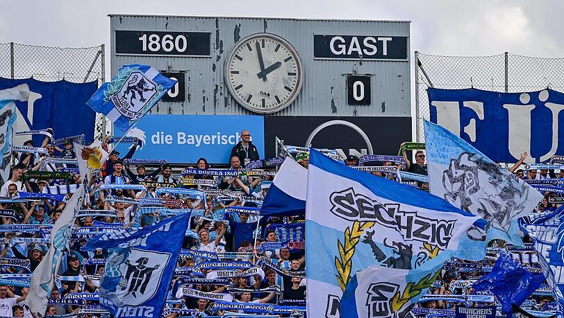 Unter der legendären Anzeigentafel stehen die Fans unüberdacht wie eh und je.