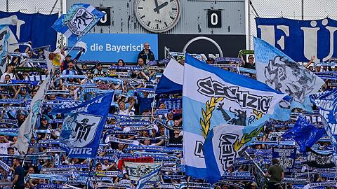 Unter der legend&auml;ren Anzeigentafel stehen die Fans un&uuml;berdacht wie eh und je.