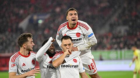 Die Nürnberger Spieler jubeln über den ersten Auswärtssieg.