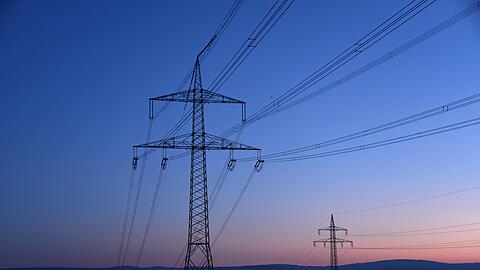 Die Senkung der &Uuml;bertragungsnetzentgelte durch den Bundeszuschuss f&uuml;hre grunds&auml;tzlich zu einer Entlastung der Verbraucherinnen und Verbraucher bei den Stromkosten, hei&szlig;t es beim Branchenverband BDEW. (Symbolbild)