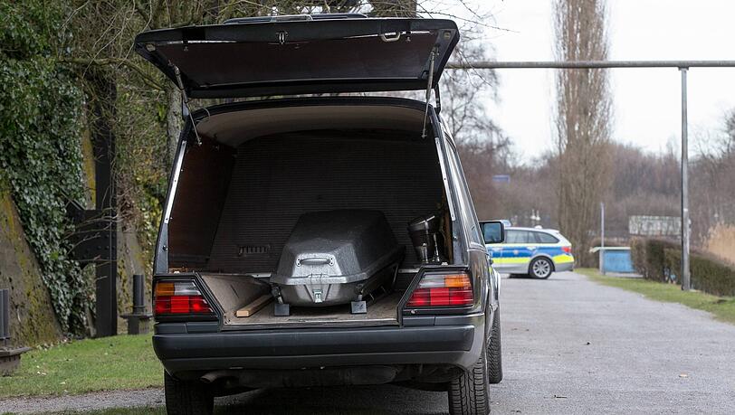 Übicherweise holen Bestattungsinstitute umgehend eine Leiche ab, sofern die Untersuchungen der Polizei abgeschlossen sind. (Symbolbild) Übicherweise holen Bestattungsinstitute umgehend eine Leiche ab, sofern die Untersuchungen der Polizei abgeschlossen sind. (Symbolbild)