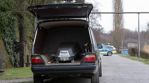 &Uuml;bicherweise holen Bestattungsinstitute umgehend eine Leiche ab, sofern die Untersuchungen der Polizei abgeschlossen sind. (Symbolbild)