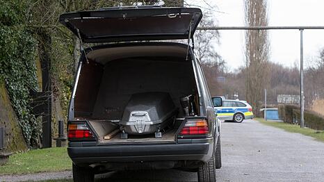 &Uuml;bicherweise holen Bestattungsinstitute umgehend eine Leiche ab, sofern die Untersuchungen der Polizei abgeschlossen sind. (Symbolbild)