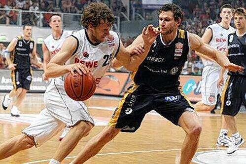 War ein Garant für den Auswärtssieg in Braunschweig:  Anton Gavel (l.) erzielte beim 82:73-Erfolg bei den Phantoms zehn Punkte.