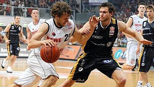 War ein Garant für den Auswärtssieg in Braunschweig: Anton Gavel (l.) erzielte beim 82:73-Erfolg bei den Phantoms zehn Punkte. War ein Garant für den Auswärtssieg in Braunschweig: Anton Gavel (l.) erzielte beim 82:73-Erfolg bei den Phantoms zehn Punkte.