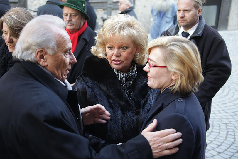 Zur Trauerfeier sind auch Haberls enge Freunde Günter und Margot Steinberg (l.) vom Hofbräuzelt gekommen. Sie kondolieren Witwe Annelies Haberl (r.).
