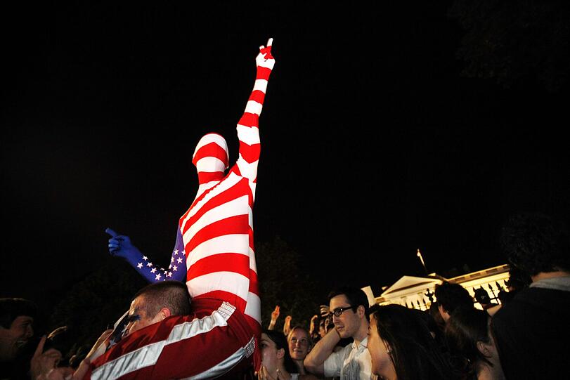 Die Nachricht vom Tod des Staatsfeinds Nummer 1 - sie verbreitete sich wie ein Lauffeuer am Sonntagabend in den USA. In zahlreichen Städten gingen Tausende Menschen auf die Straße und feierten das Ende des meistgesuchten Terroristen der Welt - die Bilder.