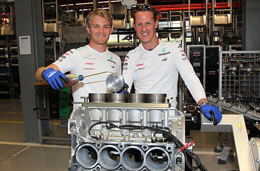 Die Formel 1-Stars auf neuen Wegen: Michael Schumacher und Nico Rosberg stellten ihre Fähigkeiten als Motoren-Monteure unter Beweis - im Mercedes AMG-Werk! Die Bilder.
