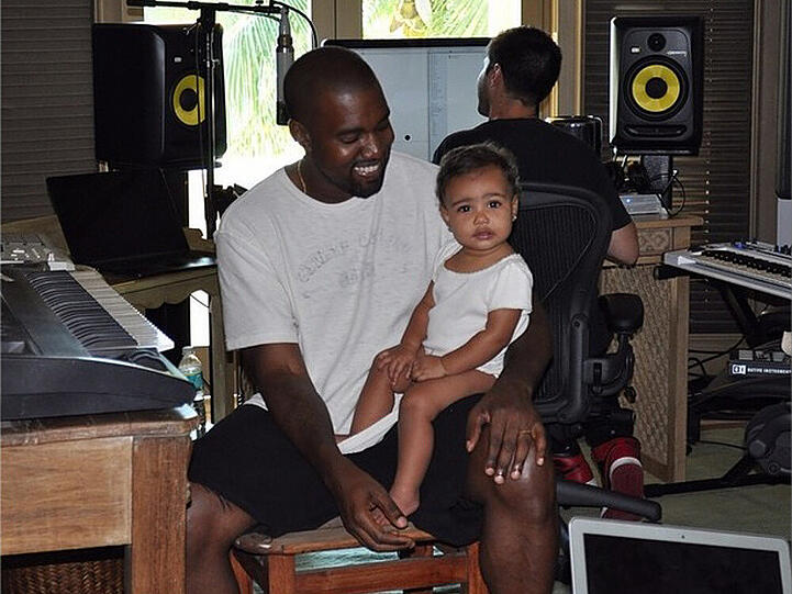 Kanye West mit Töchterchen North im Studio
