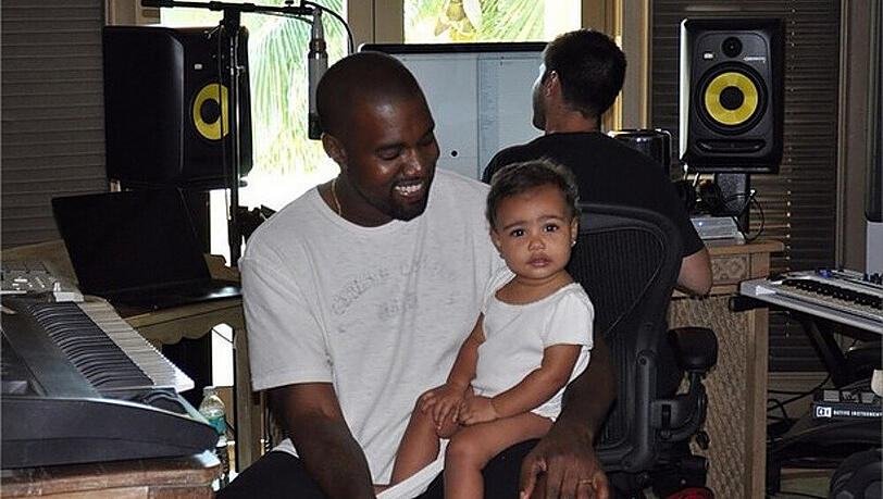 Kanye West mit Töchterchen North im Studio Kanye West mit Töchterchen North im Studio