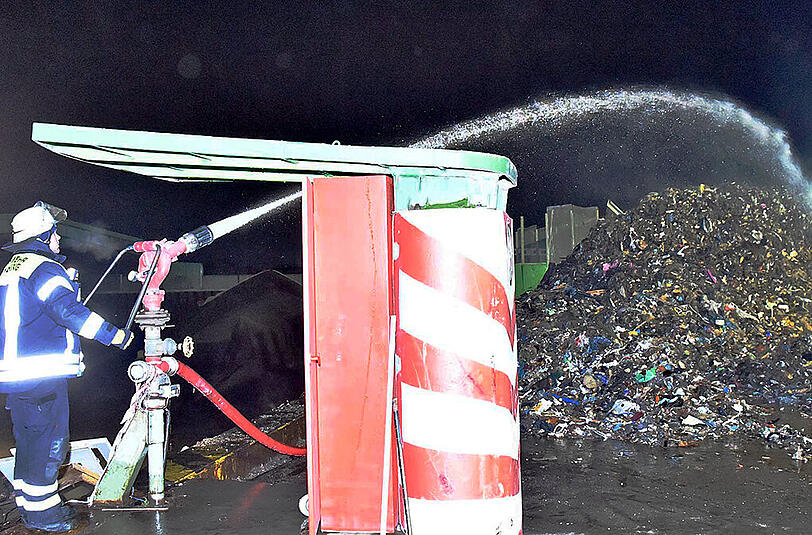 Stundenlang war die Feuerwehr damit beschäftigt, die brennenden Müllberge zu löschen.