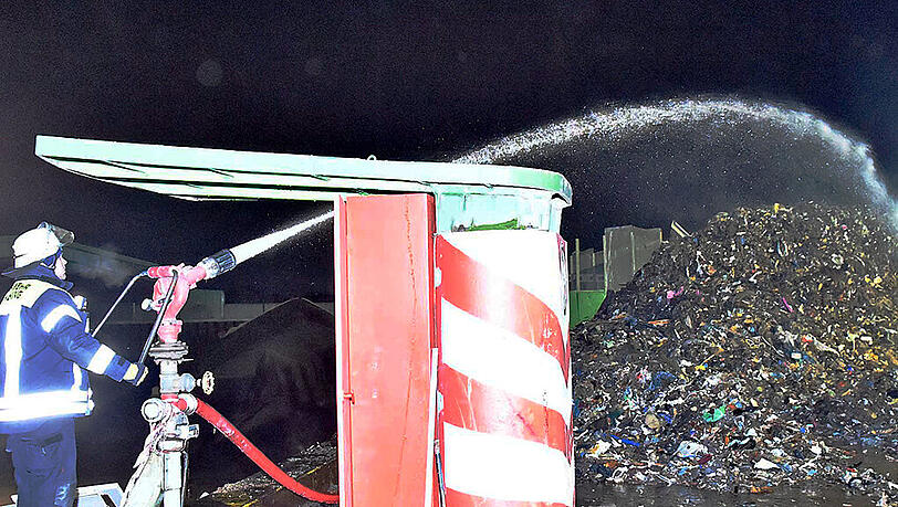 Stundenlang war die Feuerwehr damit beschäftigt, die brennenden Müllberge zu löschen. Stundenlang war die Feuerwehr damit beschäftigt, die brennenden Müllberge zu löschen.
