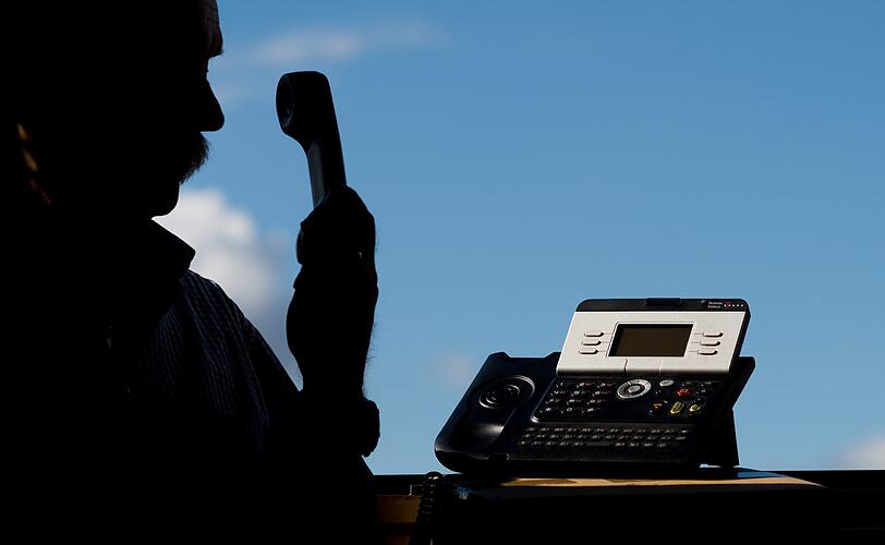 In einer neuen Variante des Telefonbetrugs geben sich die Anrufer als Polizisten aus.