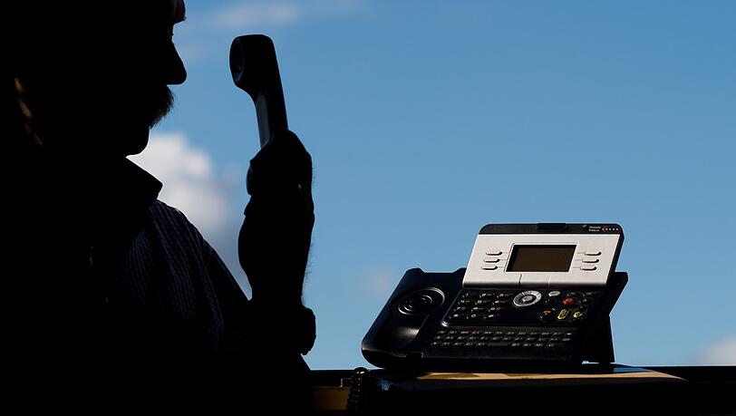 In einer neuen Variante des Telefonbetrugs geben sich die Anrufer als Polizisten aus. In einer neuen Variante des Telefonbetrugs geben sich die Anrufer als Polizisten aus.