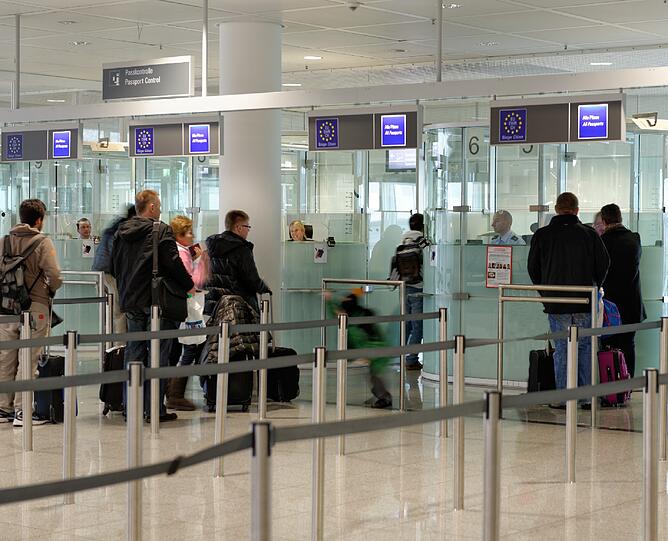 Grenzkontrolle am Flughafen: Im Schnitt deckt die Bundespolizei hier mehr als zwanzig Straftaten pro Tag auf. (Symbolbild)