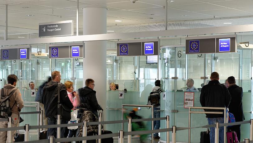 Grenzkontrolle am Flughafen: Im Schnitt deckt die Bundespolizei hier mehr als zwanzig Straftaten pro Tag auf. (Symbolbild) Grenzkontrolle am Flughafen: Im Schnitt deckt die Bundespolizei hier mehr als zwanzig Straftaten pro Tag auf. (Symbolbild)