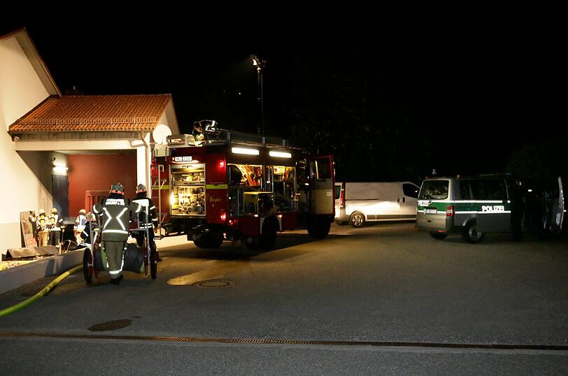 Die Feuerwehr löscht Sonntagnacht die Laderampe am Bonimeier-Ring in Mühldorf.