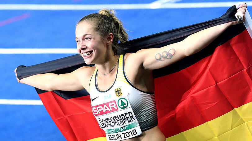 Gina Lückenkemper jubelt nach ihrem zweiten Platz über 100 Meter.