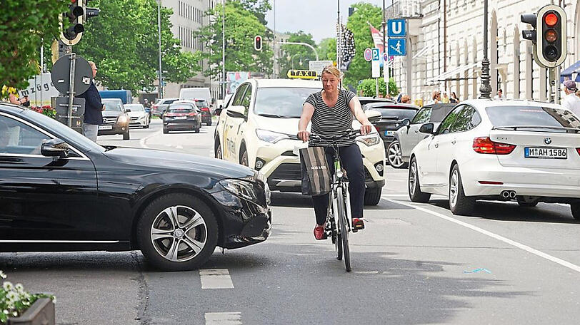 Im Sommer fahren auch sehr viele Radler über die Brienner Straße &ndash; den meisten Platz haben trotzdem wie (fast) immer die Autos.