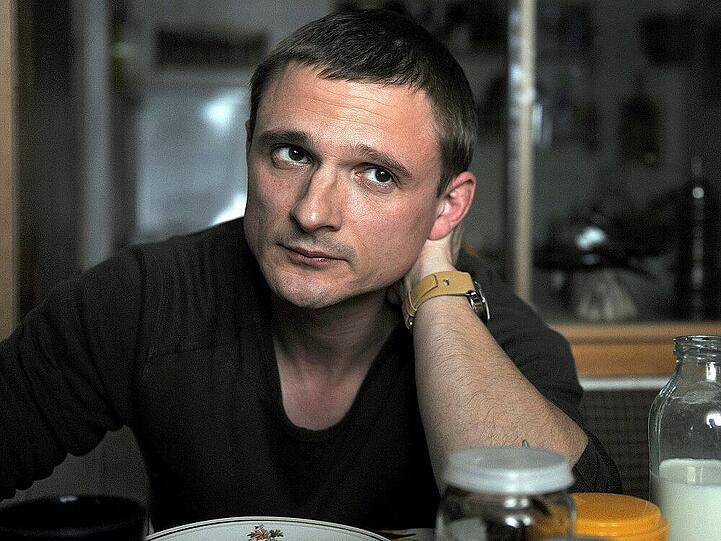 Nur Martin Kupfer (Florian Lukas) kommt als Nieren-Spender für Falks Sohn Roman in Frage