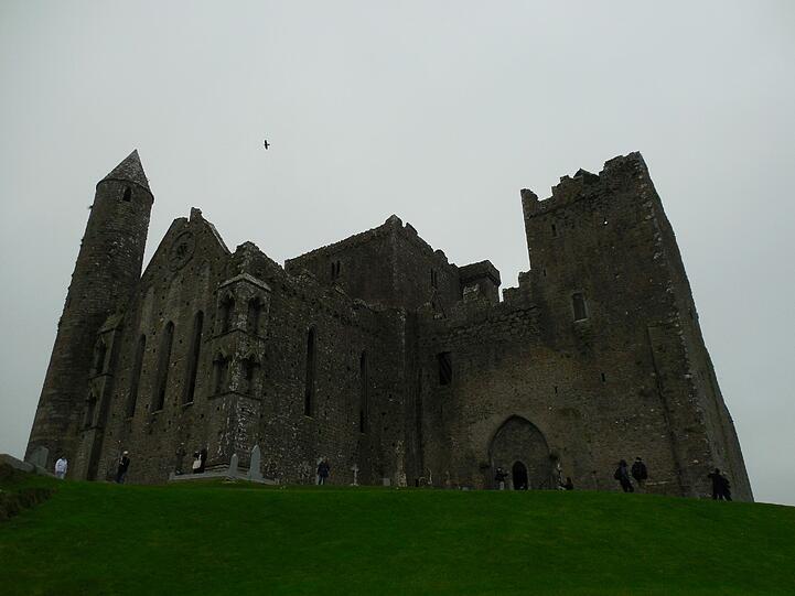 Der imposante Rock of Cashel ist ein irisches Wahrzeichen und beliebtes Fotomotiv.