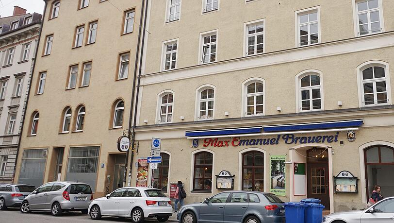 Wird das Haus mit dem Atelierfenster in der Adalbertstraße 31a womöglich bald luxussaniert? Wird das Haus mit dem Atelierfenster in der Adalbertstraße 31a womöglich bald luxussaniert?