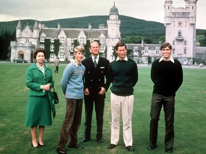 Königin Elizabeth II. (l-r), Prinz Edward, Prinz Philip, Prinz Charles und Prinz Andrew im November 1979 vor Schloss Balmoral.