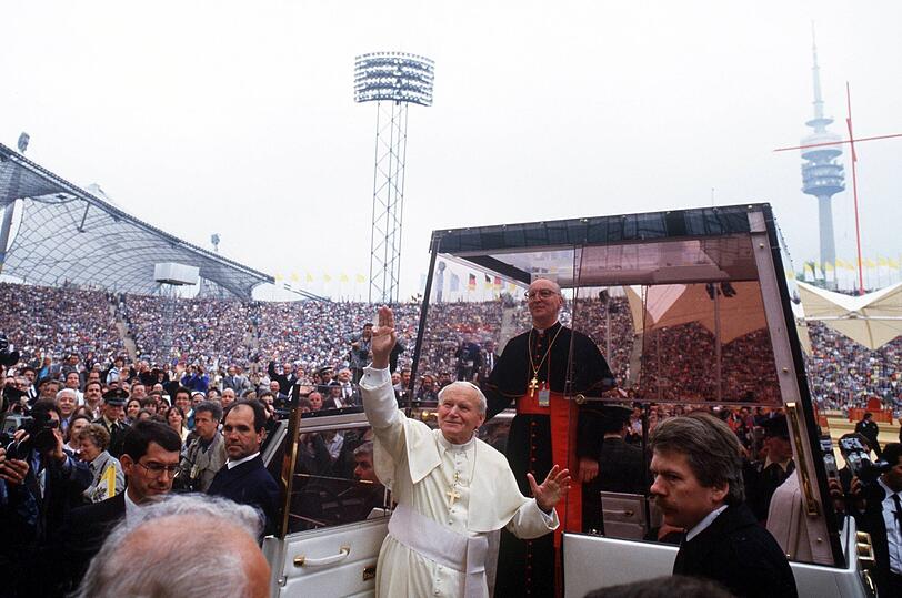 Johannes Paul II. mit Friedrich Kardinal Wetter 1987 bei der Ankunft im Münchner Olympiastadion, wo er den Jesuitenpater Rupert Mayer selig sprach.
