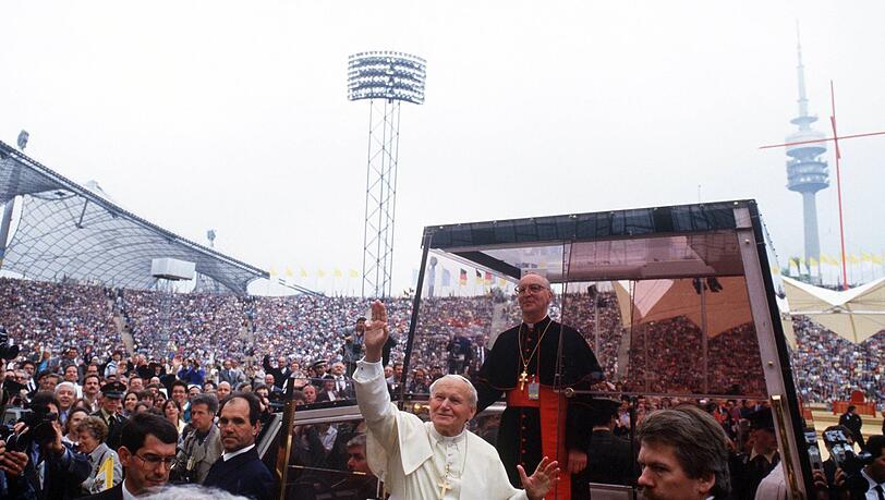 Johannes Paul II. mit Friedrich Kardinal Wetter 1987 bei der Ankunft im Münchner Olympiastadion, wo er den Jesuitenpater Rupert Mayer selig sprach. Johannes Paul II. mit Friedrich Kardinal Wetter 1987 bei der Ankunft im Münchner Olympiastadion, wo er den Jesuitenpater Rupert Mayer selig sprach.