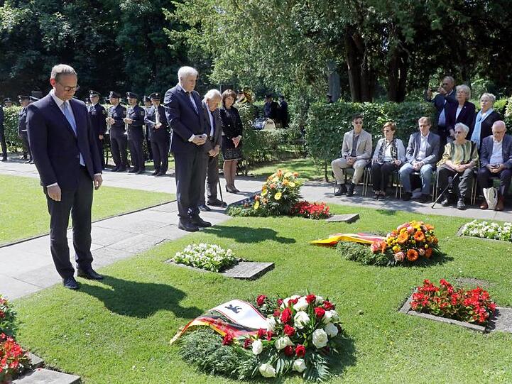 Der Berliner Bürgermeister Michael Müller und Bundesinnenminister Horst Seehofer legen Kränze bei der Gedenkveranstaltung der Bundesregierung zum 66. Jahrestag des Volksaufstandes von 1953 nieder.