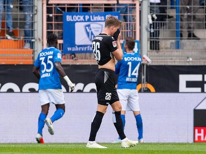 Bochums Spieler feiern das Tor zum 3:0 Magdeburgs Marius Bülter (M) kann es nicht mit ansehen.