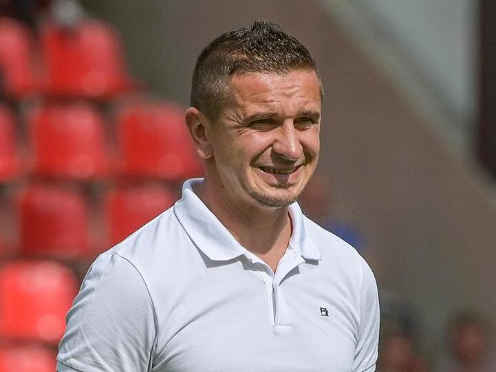 Trainer Mersad Selimbegovic von Regensburg steht vor dem Spiel im Stadion. Foto: Armin Weigel/Archivbild