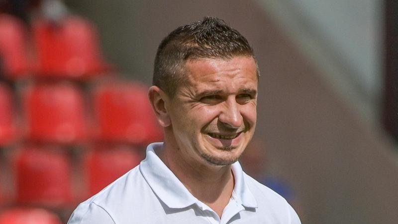 Trainer Mersad Selimbegovic von Regensburg steht vor dem Spiel im Stadion. Foto: Armin Weigel/Archivbild Trainer Mersad Selimbegovic von Regensburg steht vor dem Spiel im Stadion. Foto: Armin Weigel/Archivbild