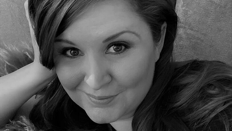 Die Bestseller-Autorin Shanna Hogan ist bei einem Unfall ums Leben gekommen. Am 1. September starb sie an den Folgen eines Sturzes in einen Pool.