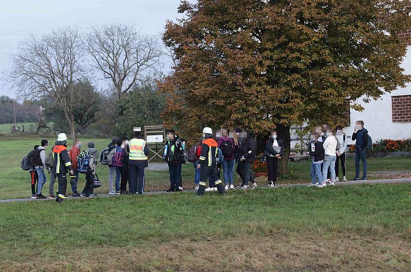 Wegen eines medizinischen Notfalls musste der Fahrer seinen mit rund 30 Kindern besetzten Schulbus anhalten - im Gegenverkehr kam es daher zu einem Auffahrunfall.