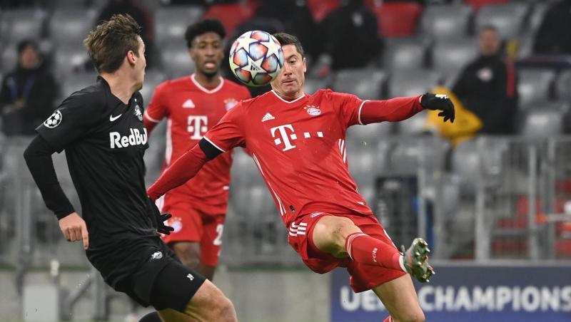 Robert Lewandowski (r) am Ball.