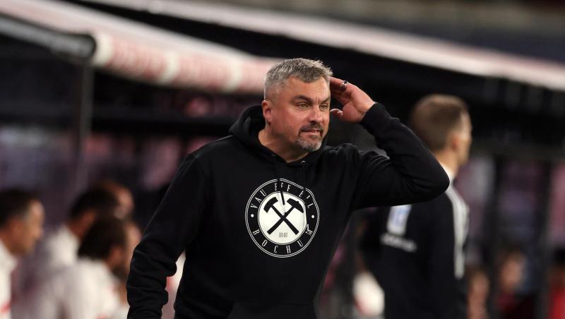 Bochums Trainer Thomas Reis gestikuliert an der Seitenlinie.