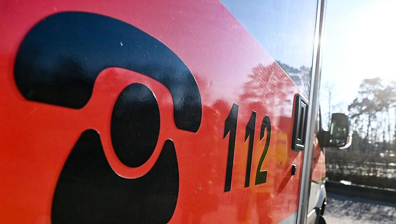 Der Schriftzug 112 für die Notrufnummer steht auf einem Rettungswagen.
