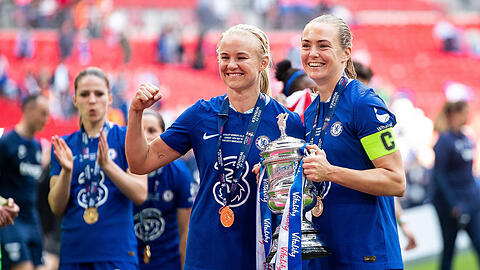 Pernille Harder (l.) und ihre Partnerin Magdalena Eriksson laufen künftig für die FC-Bayern-Frauen auf.