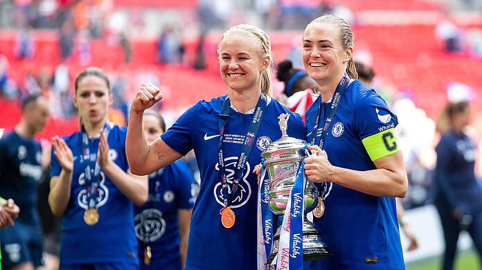 Pernille Harder (l.) und ihre Partnerin Magdalena Eriksson laufen künftig für die FC-Bayern-Frauen auf.