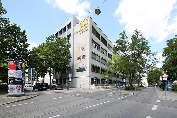 Der Gewerbehof Westen. Kaum zu glauben: Bis 1979 stand hier noch eine Gummi-Fabrik. Der Gewerbehof Westen. Kaum zu glauben: Bis 1979 stand hier noch eine Gummi-Fabrik.