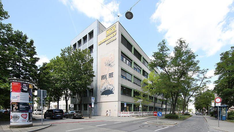 Der Gewerbehof Westen. Kaum zu glauben: Bis 1979 stand hier noch eine Gummi-Fabrik. Der Gewerbehof Westen. Kaum zu glauben: Bis 1979 stand hier noch eine Gummi-Fabrik.