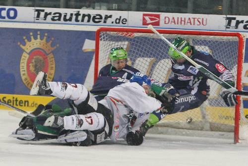 Wenigstens dieser Panther-Treffer zählte nicht: Augsburgs Collins (M.) flog umsonst ins Tor der Tigers.