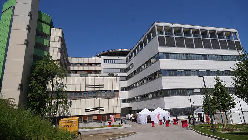 Der nagelneue sechsgeschossige Erweiterungsbau der München Klinik Bogenhausen, mit Hubschrauberlandeplatz auf dem Dach. Der nagelneue sechsgeschossige Erweiterungsbau der München Klinik Bogenhausen, mit Hubschrauberlandeplatz auf dem Dach.