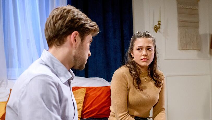 "Sturm der Liebe": Maxis (r.) Glücksgefühl bekommt einen Dämpfer, als sie von Henry (l.) erfährt, welchen Deal Sophia und Christoph hatten.